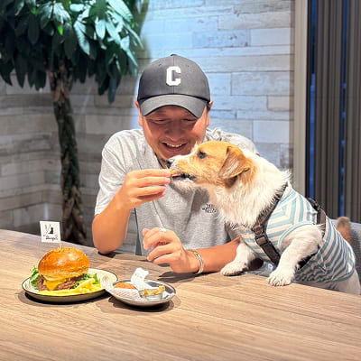 まずは施設内のCafe & Barでゆったりランチ